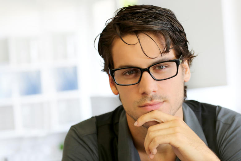 Portrait eines Mannes mit Brille, der direkt in die Kamera schaut.